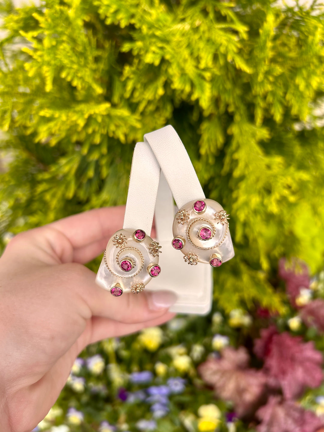 EZ3920 14kt Mother of Pearl Turbo Shell Earring with Pink Topaz