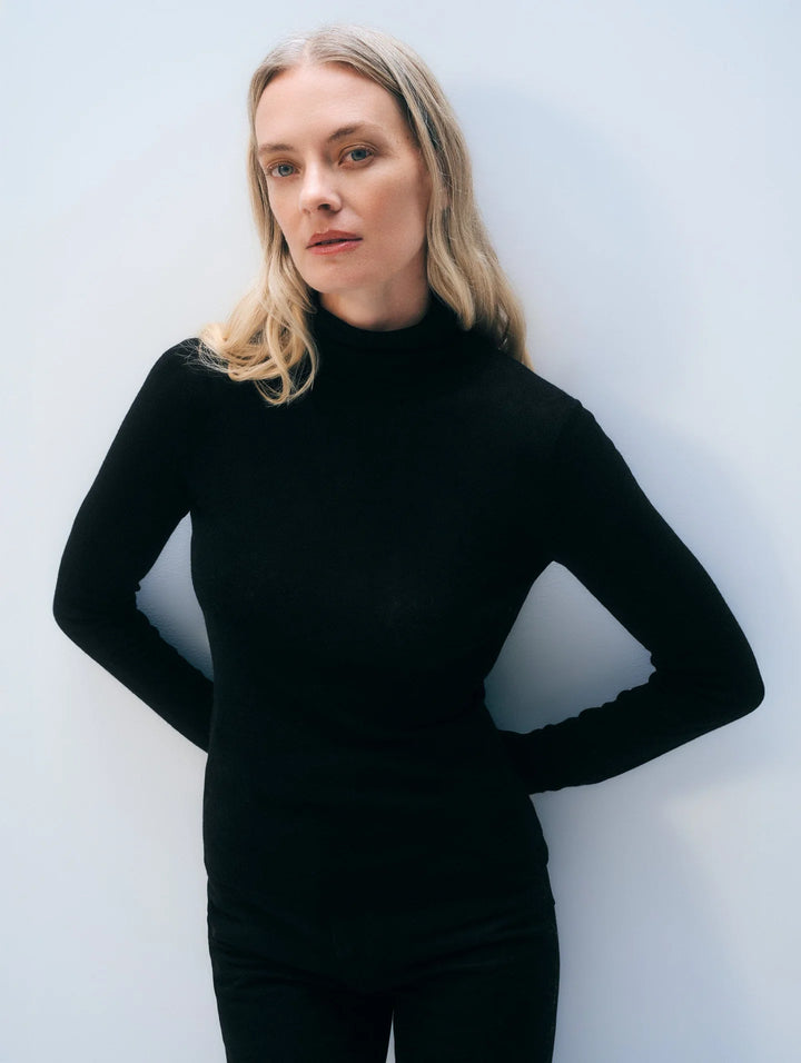 Superfine Cashmere Blend Turtleneck | Black