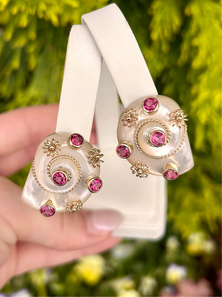EZ3920 14kt Mother of Pearl Turbo Shell Earring with Pink Topaz