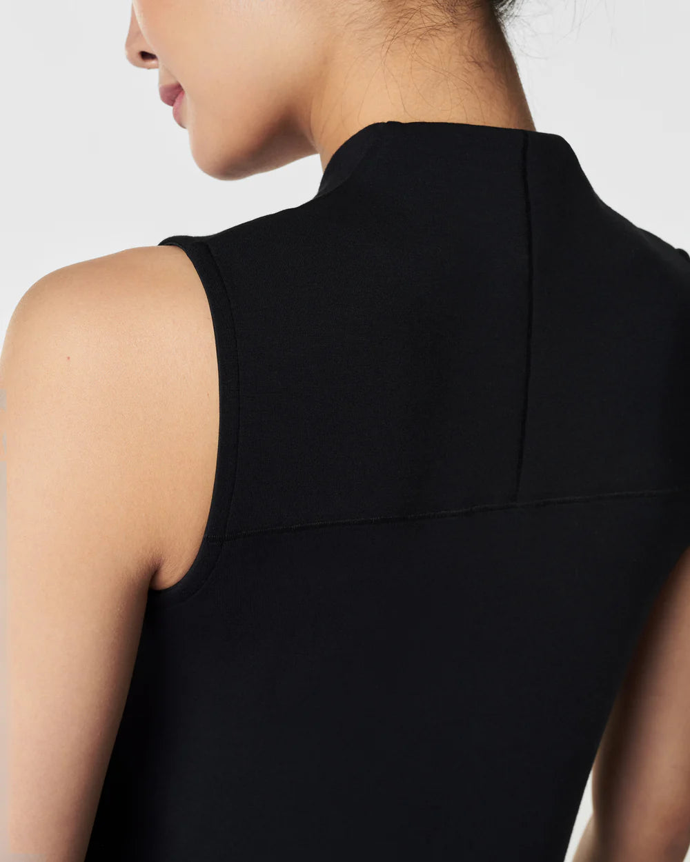 AirEssentials V-Neck Mini LBD | Very Black