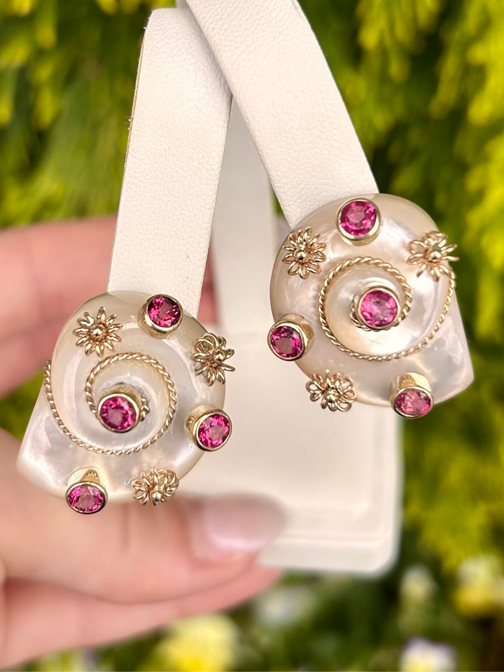 EZ3920 14kt Mother of Pearl Turbo Shell Earring with Pink Topaz