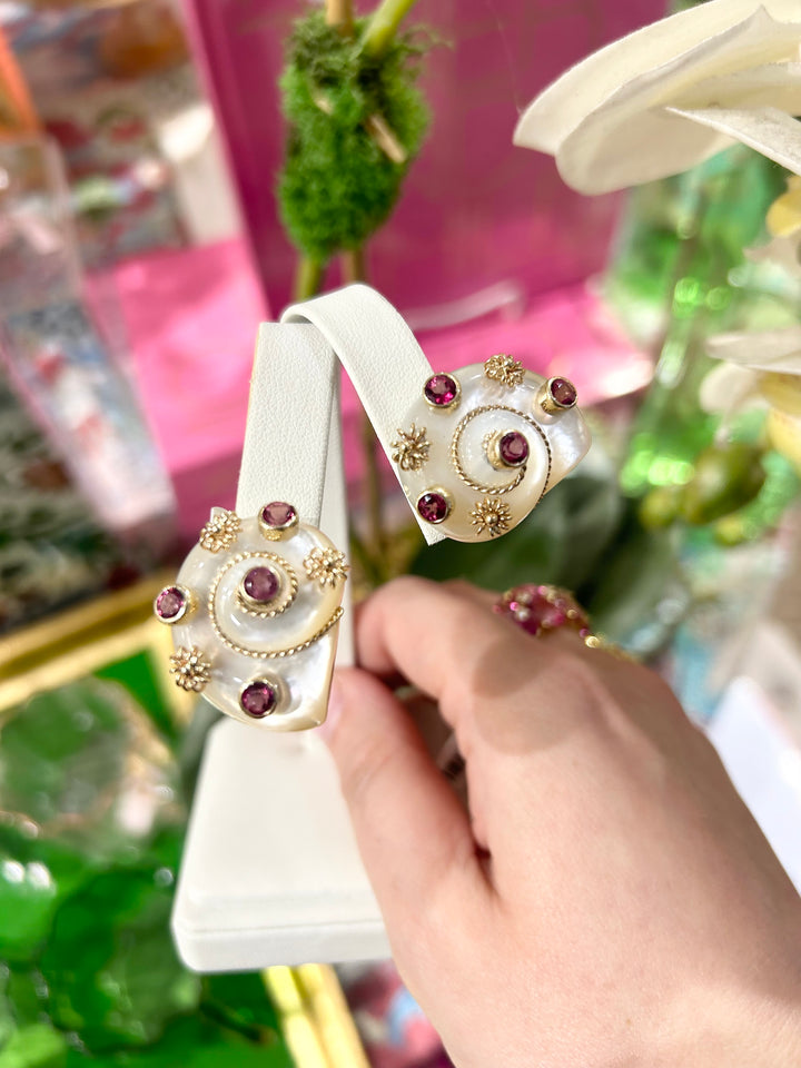 EZ3920 14kt Mother of Pearl Turbo Shell Earring with Pink Topaz