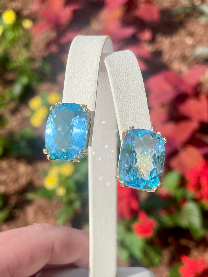 EZ3560 14kt Gold Blue Topaz Earring