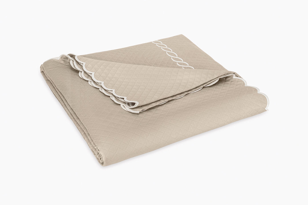 Classic Chain Scallop Matelassé Coverlet