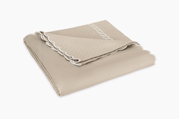 Classic Chain Scallop Matelassé Coverlet