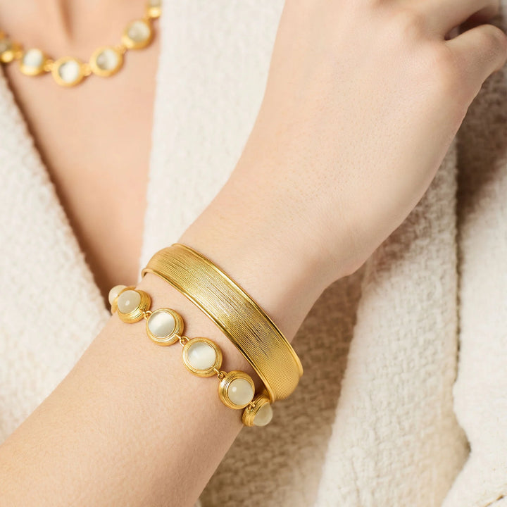 Cobblestone Hinge Bangle | Gold