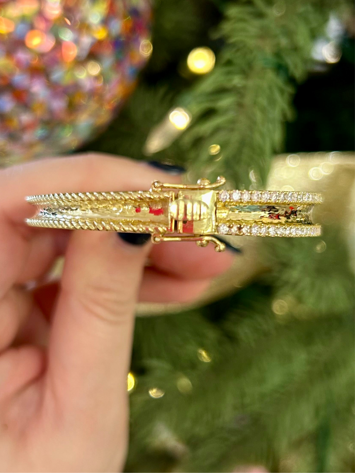 14kt 1.92ct Diamond Gold Hammered Saddle Bangle