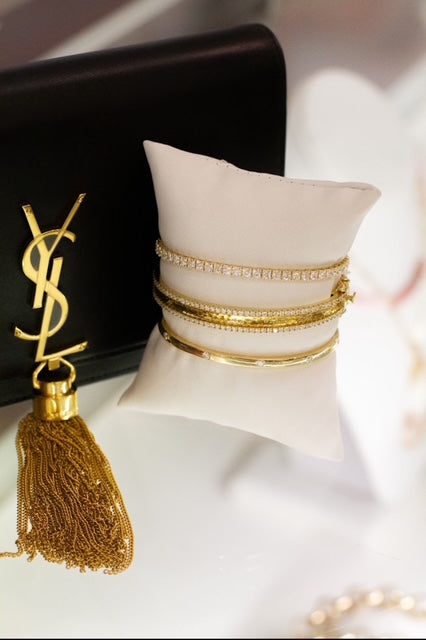 14kt 1.92ct Diamond Gold Hammered Saddle Bangle