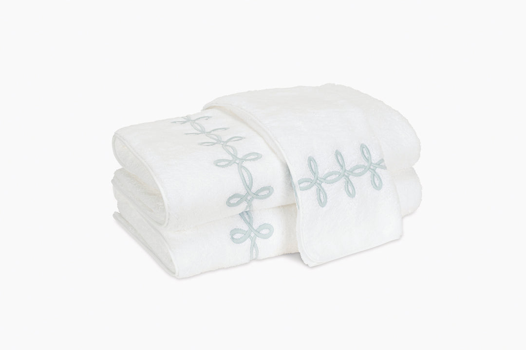 Gordian Knot Bath Towel