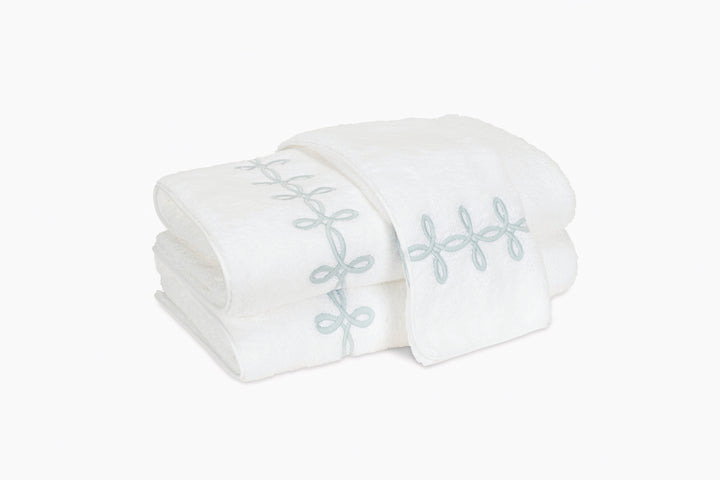 Gordian Knot Bath Towel