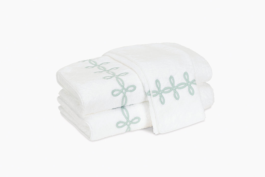 Gordian Knot Bath Towel