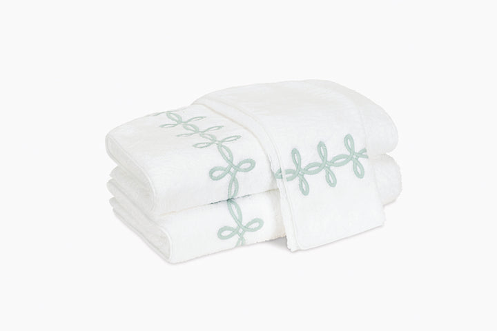 Gordian Knot Bath Towel