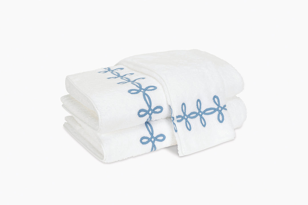Gordian Knot Bath Towel